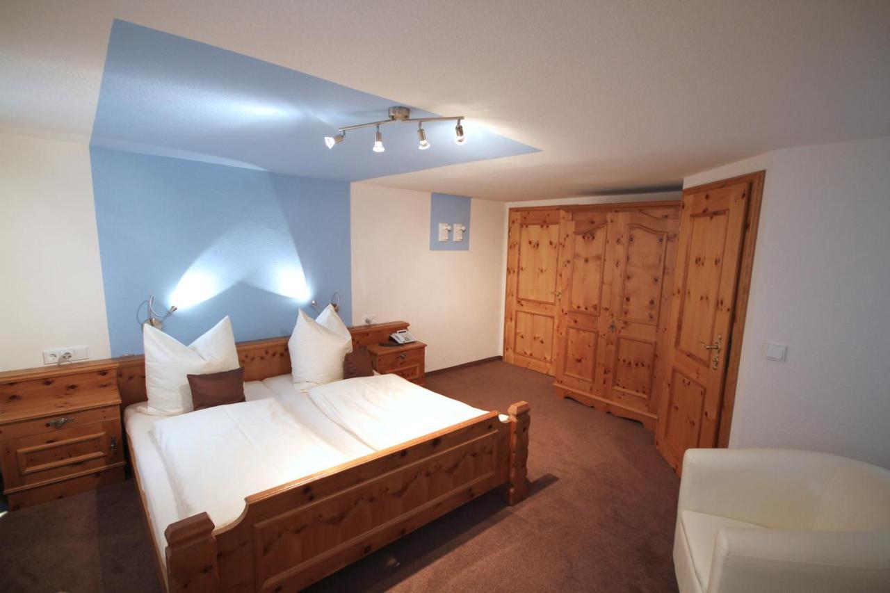 Landgasthof Blaue Traube Burgthann Esterno foto